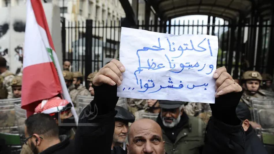 بعد قرار "التقسيط".. صبر الموظفين نفد!